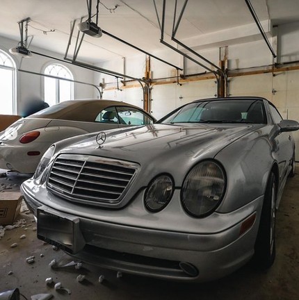 Carros Mercedes foram encontrados em garagem de mansão abandonada — Foto: Reprodução/YouTube/JeremyXplores
