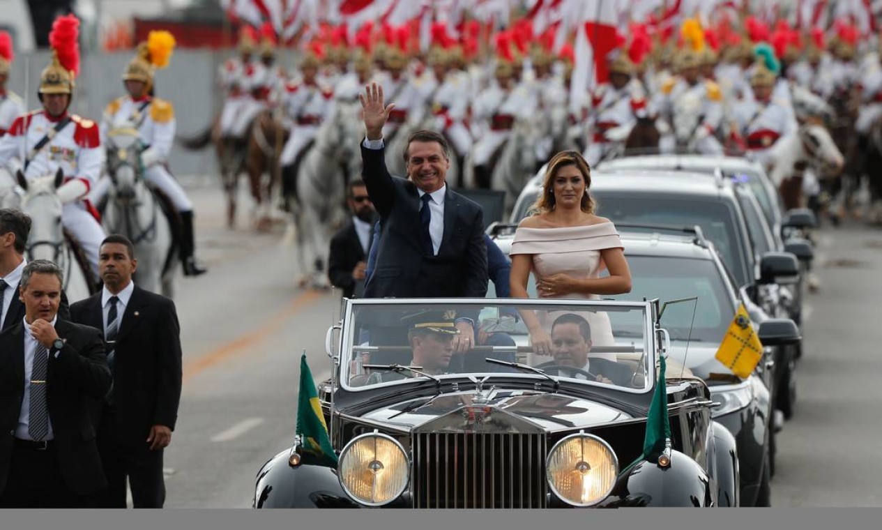 Presidente Jair Bolsonaro ao lado da mulher, Michelle, durante desfile de carro aberto — Foto: Pablo Jacob / Agência O Globo