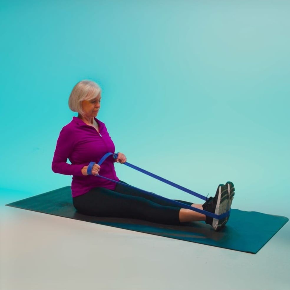 Seated row with elastic — Photo: The New York Times / Theodore Tae