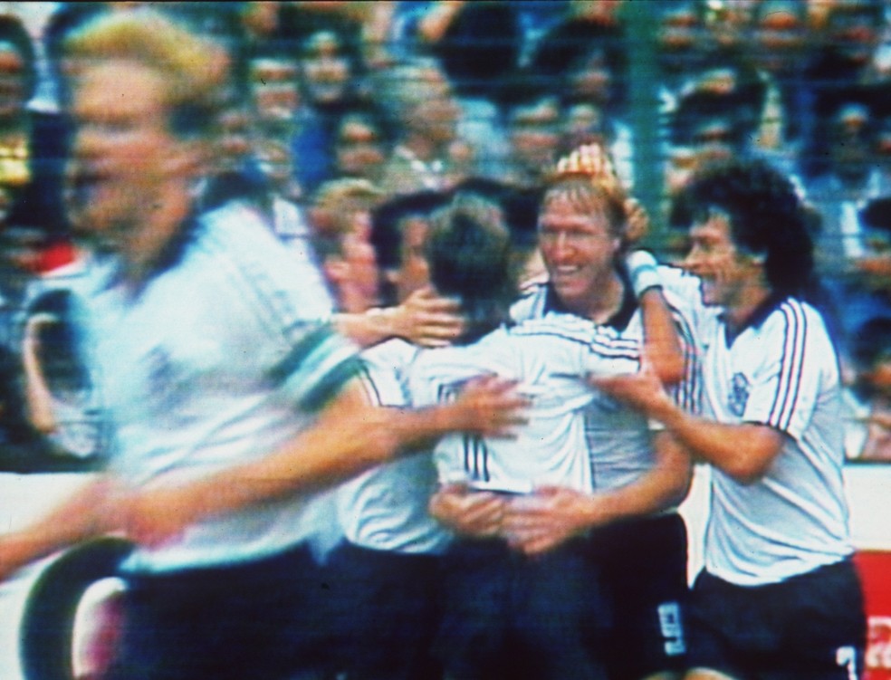Jogadores da Alemanha comemoram gol contra a Áustria, em 1982 — Foto: Reprodução/TV Globo