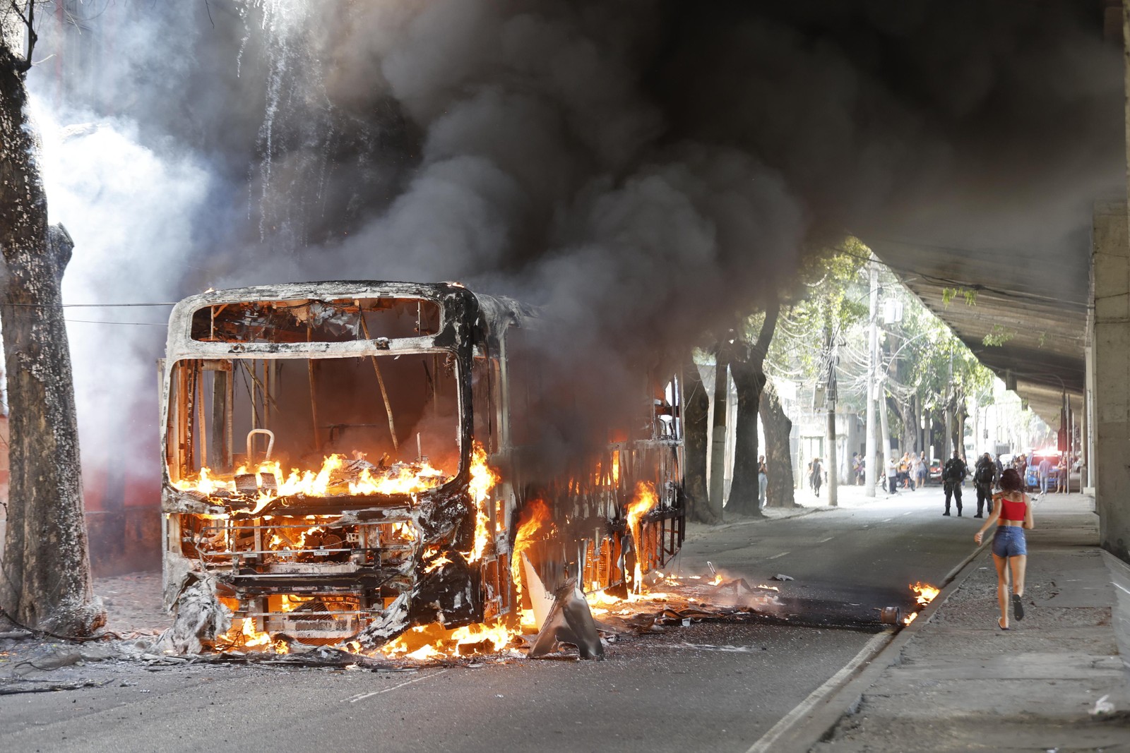 Chefe do tráfico do Morro dos Prazeres é morto pelo Bope em operação nas comunidades da região central para reprimir crimes relacionados a roubos de veículos e tráfico de drogas. Na foto, fumaça de ônibus queimando na Avenida Paulo de Frontin deixou transito lento no elevado — Foto: Gabriel de Paiva / Agência O Globo