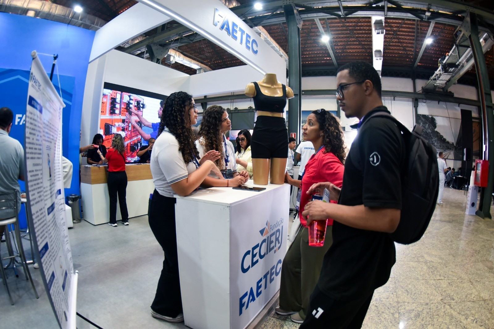 Rio Innovation Week: alunas da Faetec criam dispositivo  para detectar quedas de idosos e agilizar socorro - QTU Questões do Universo