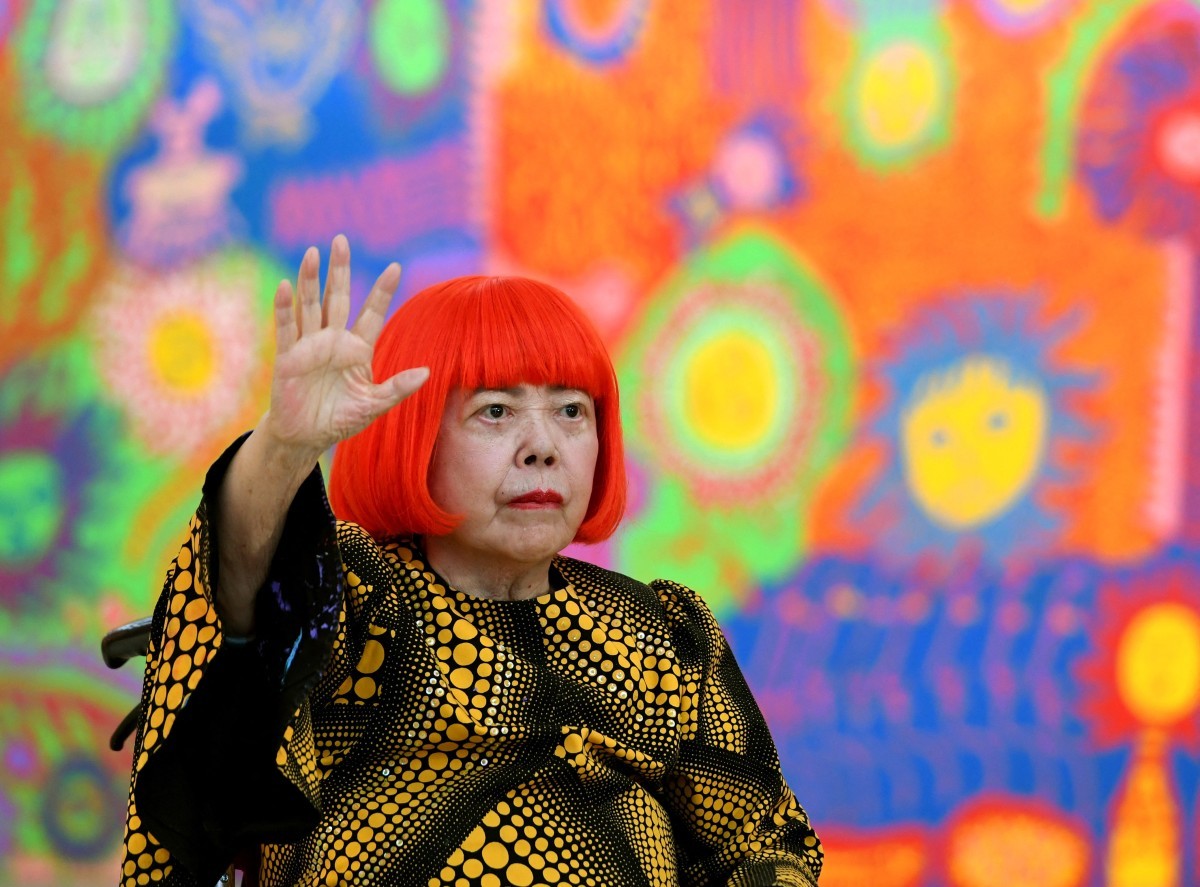 Obituário: Yayoi Kusama fez arte a partir de alucinações e disse que enfrentaria Picasso e Matisse com suas bolinhas coloridas - QTU Questões do Universo