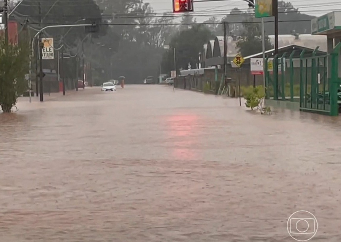 Ciclone interdita ruas e causam estragos em Panambi no Rio Grande do Sul. — Foto: Reprodução/TV Globo