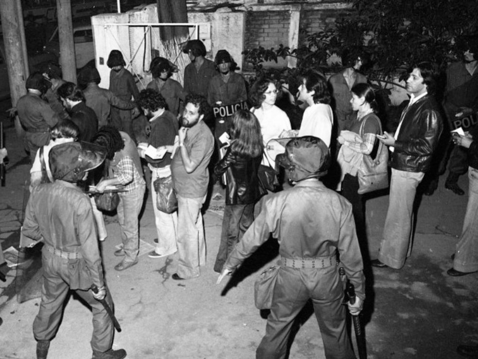 Policiais conduzem estudantes detidos na PUC-SP após manifestação, em 1977 — Foto: Silvio Corrêa/Agência O GLOBO