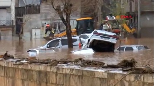 Inundações em região atingida por terremoto na Turquia deixa mortos; vídeo