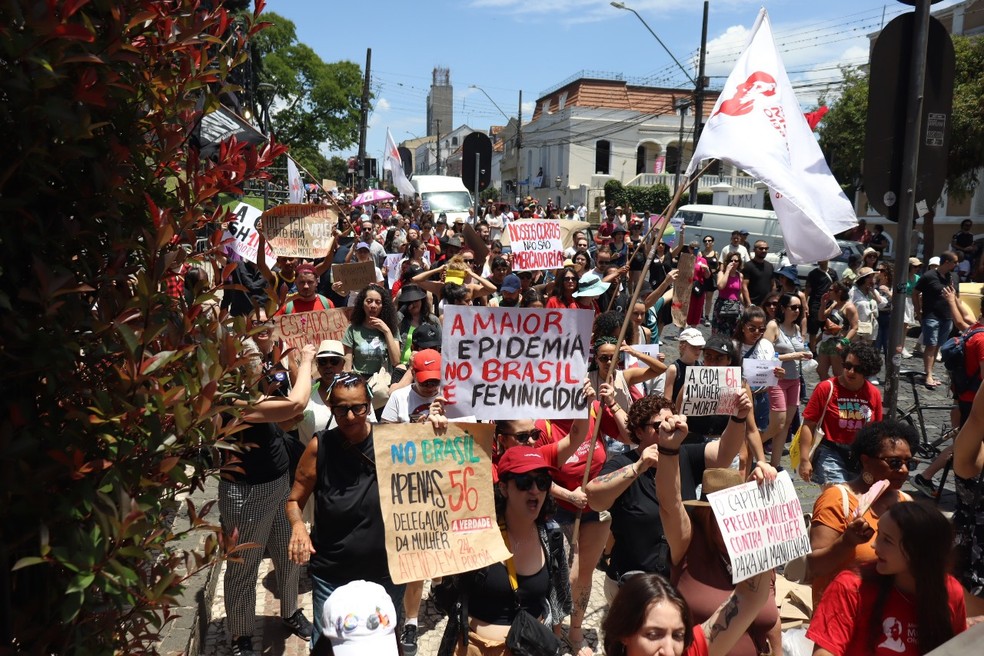Ato contra feminicídio em Curitiba, no domingo (07/12) — Foto: Luis Pedruco/Ato Press/Agência O Globo