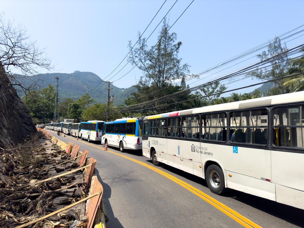 Após serem manobrados, os ônibus foram enfileirados ao longo da Estrada da Barra da Tijuca — Foto: Márcia Foletto