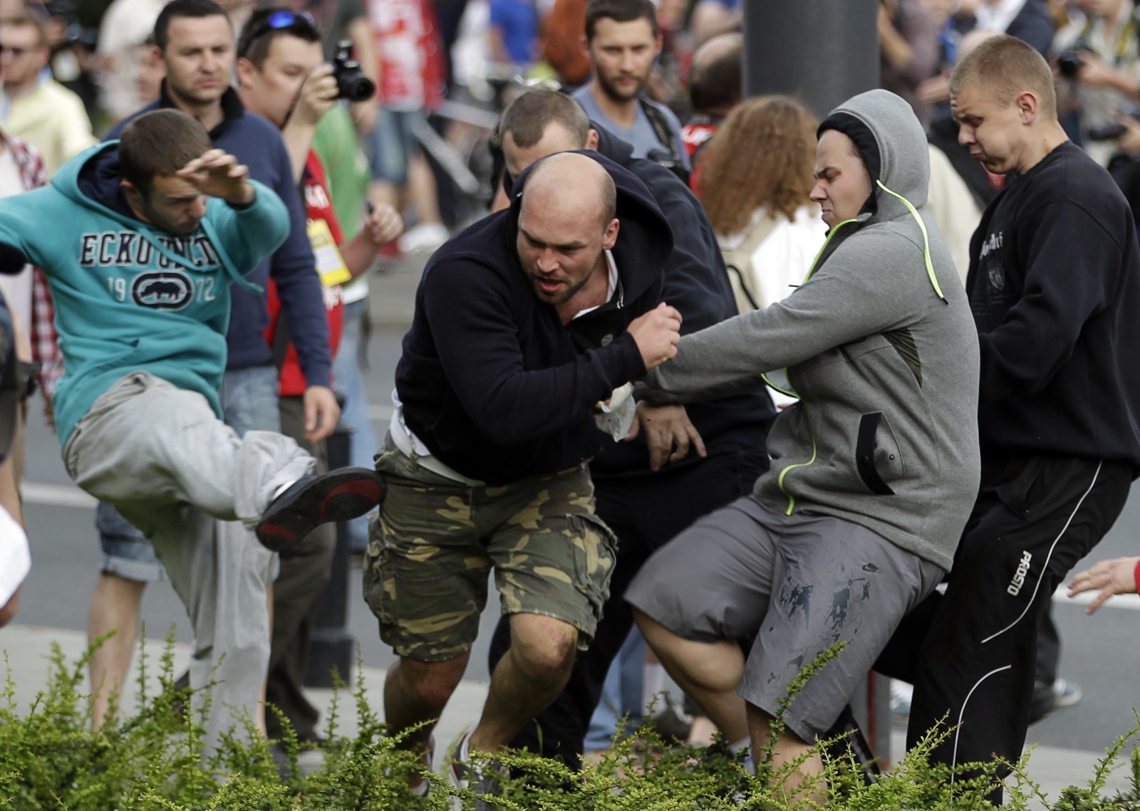 Chutes e pontapés para todos os lados antes do jogo entre Polônia e Rússia