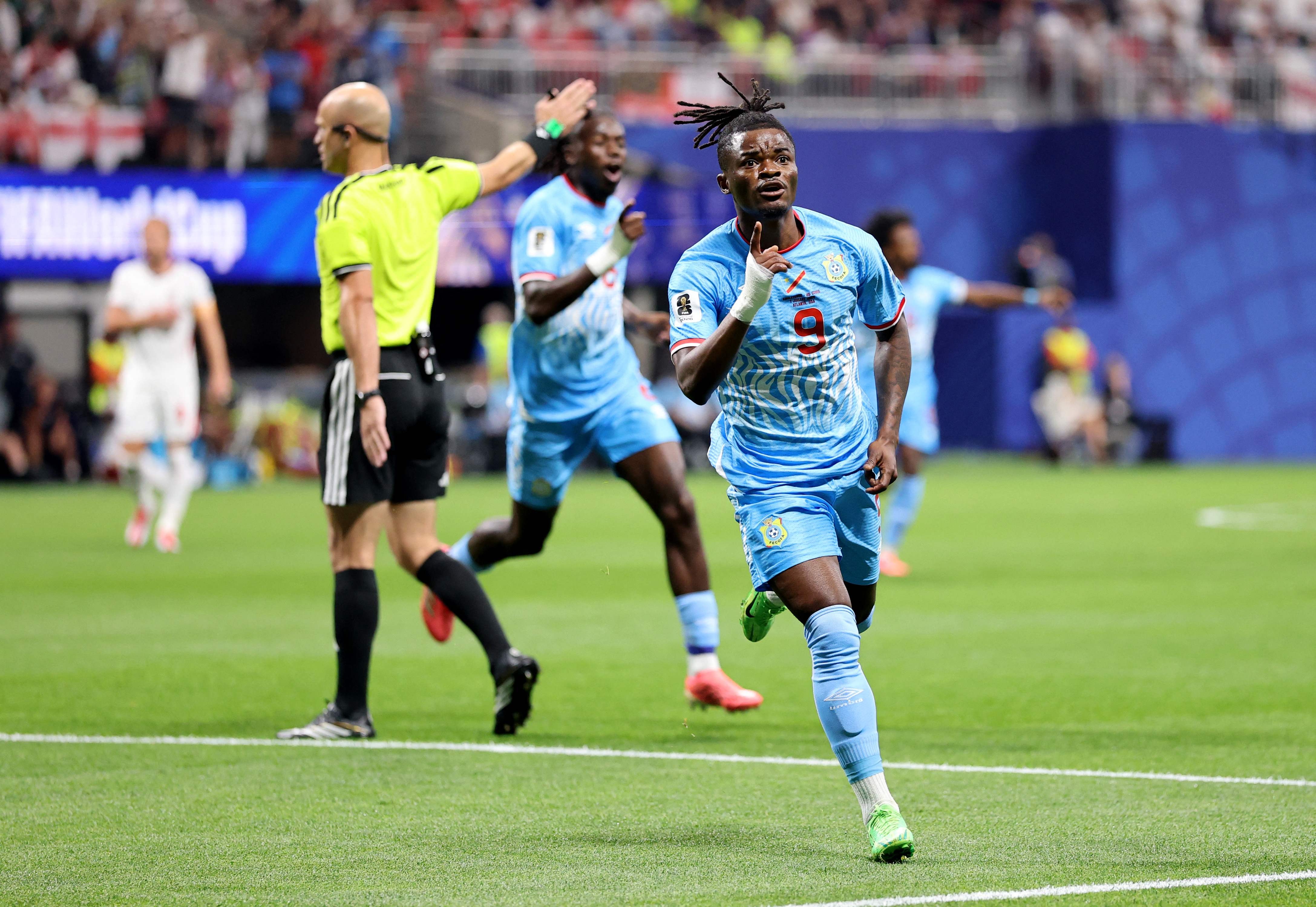 Dois anos sem jogar, sete minutos para abalar a Inglaterra: conheça Brian Cipenga, autor do gol da RD do Congo
