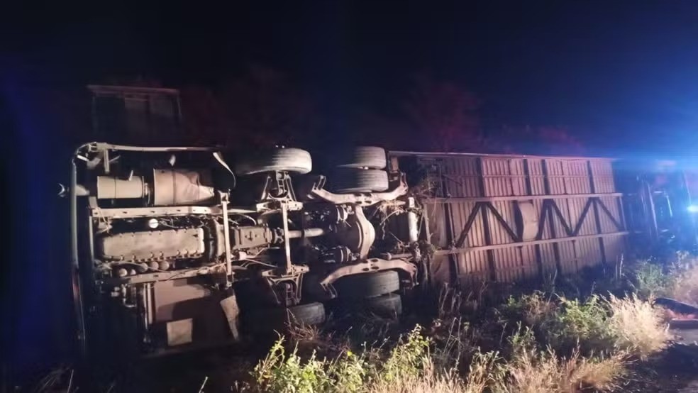 Acidente com ônibus de time de basquete deixa mortos e feridos no Ceará — Foto: Reprodução