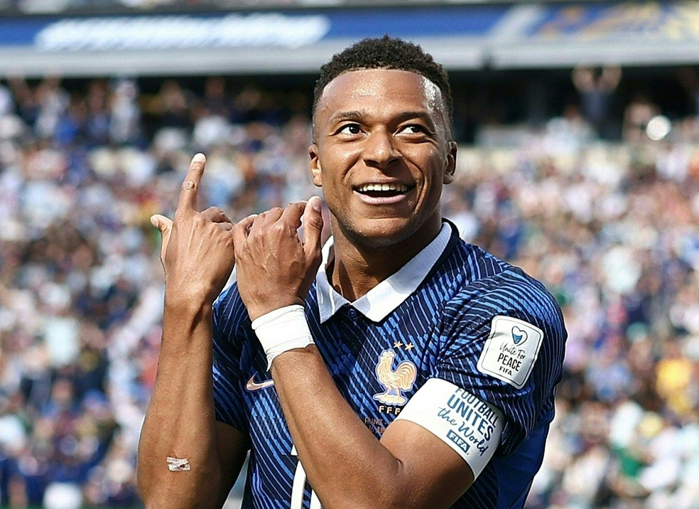 Mbappé é o astro da França; craque disputa sua terceira edição de Copa, com um título mundial conquistado em 2018 — Foto: CHARLY TRIBALLEAU/AFP