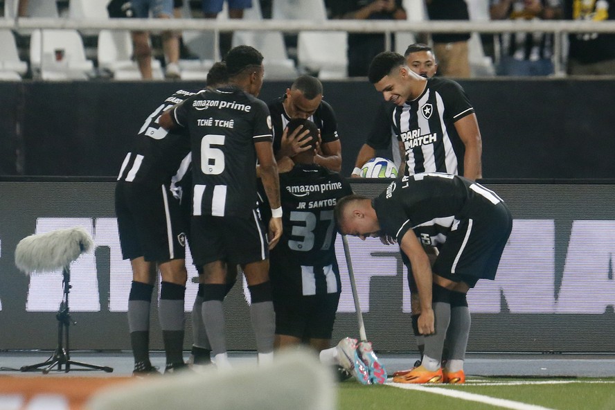 Botafogo está cinco pontos na frente do vice-líder