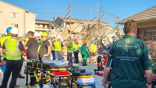 Ao menos 59 pessoas ficam soterradas após queda de edifício na África do Sul 
