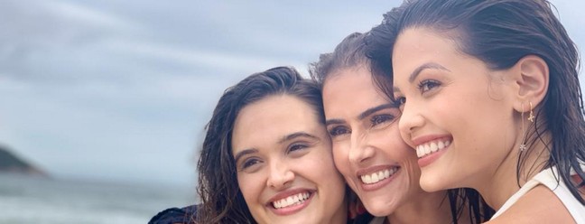 The smile of Juliana Paiva, Deborah Secco and Vitória Strada — Photo: TV Globo
