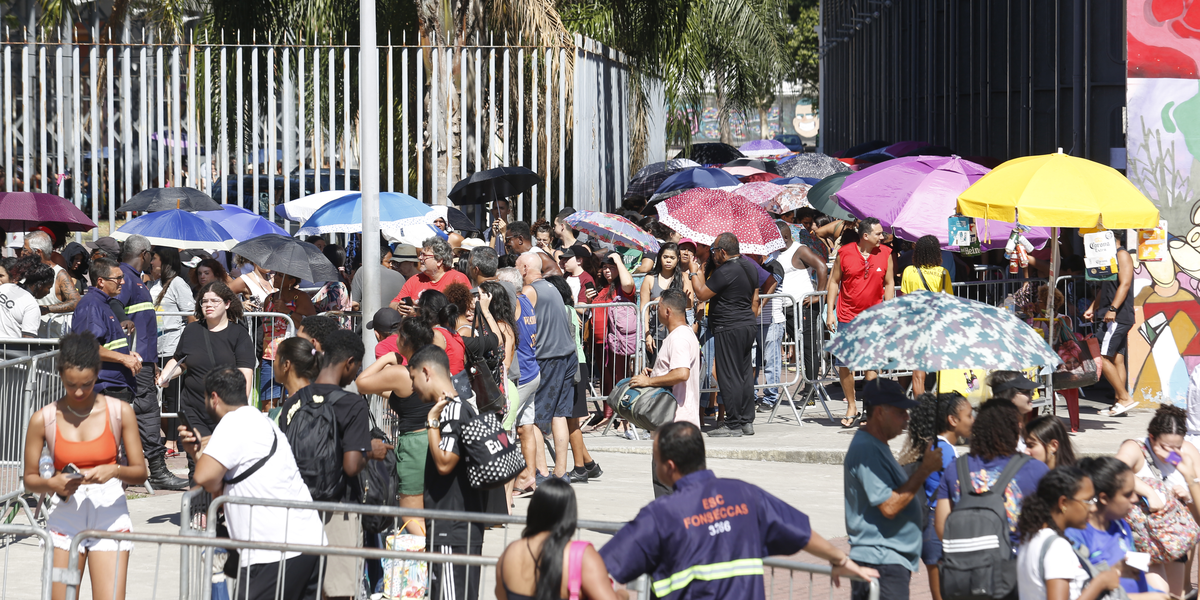 Fãs de Bruno Mars enfrentam perrengue em fila para ingressos no Rio
