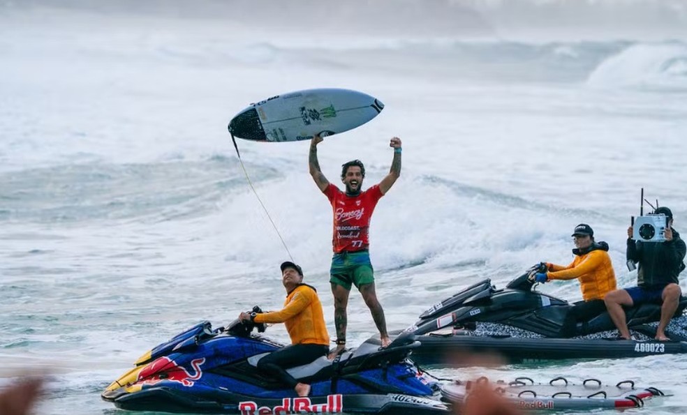 Brasileiro Filipe Toledo comemora vitória em Gold Coast, na sua volta ao circuito profissional — Foto: Divulgação/WSL — Foto: Divulgação/WSL
