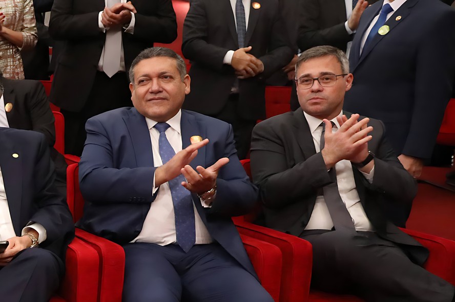 Os ministros Nunes Marques e Andr&eacute; Mendon&ccedil;a, indicados de Bolsonaro