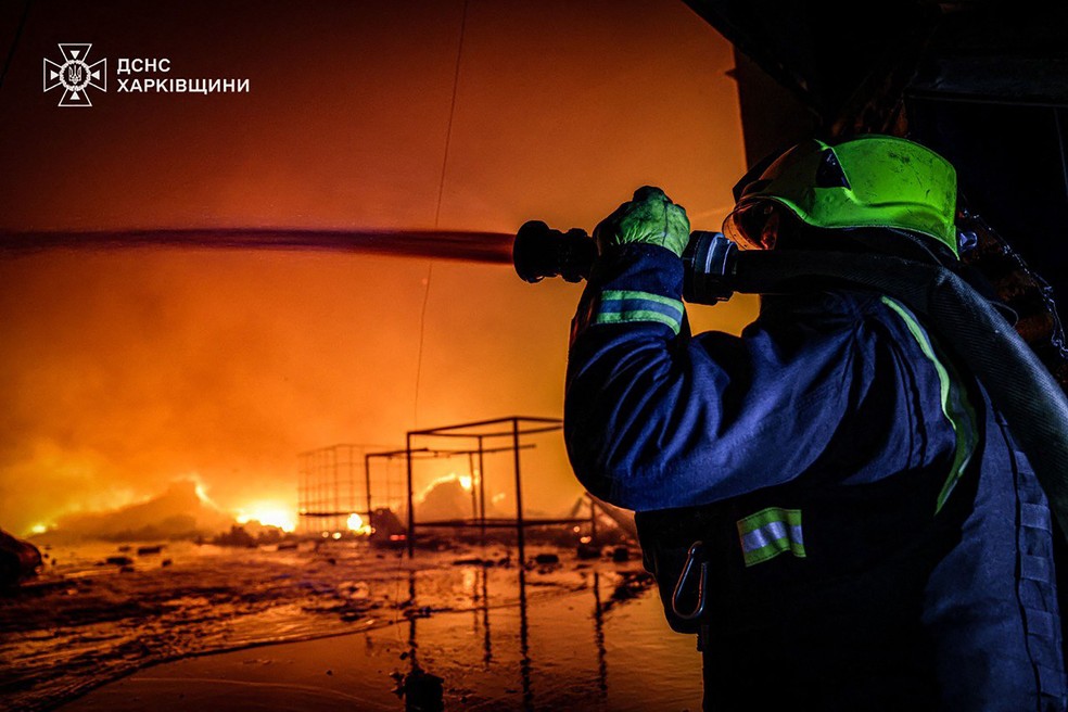 Bombeiros ucranianos tentam combater incêndio após bombardeio russo — Foto: State Emergency Service of Ukraine / AFP