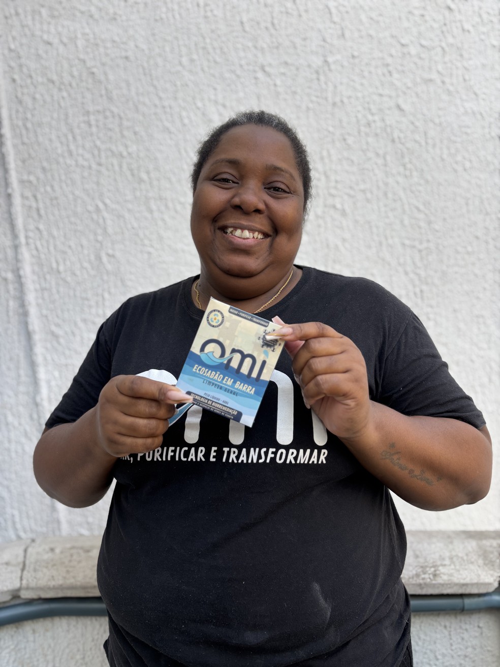 Dani Lucas with the Omì ecological soap bar ready — Photo: Divulgação/Instituto Singular Ideias Inovadoras