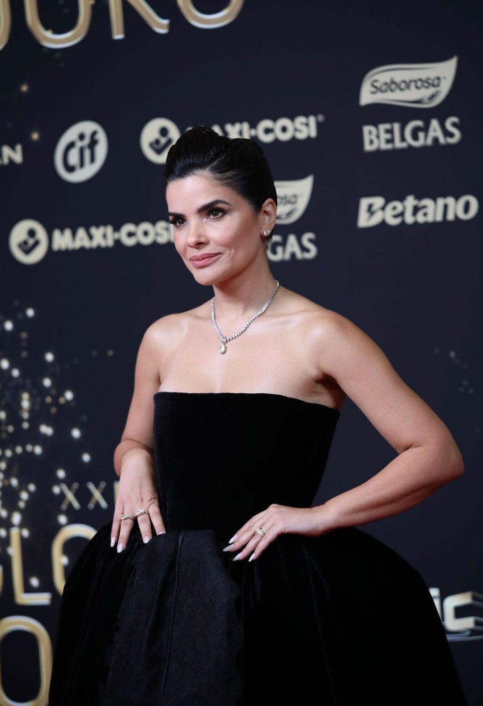 Vanessa Giácomo representa o Brasil no Globos de Ouro em Portugal e rouba a cena no tapete vermelho — Foto: Divulgação SIC