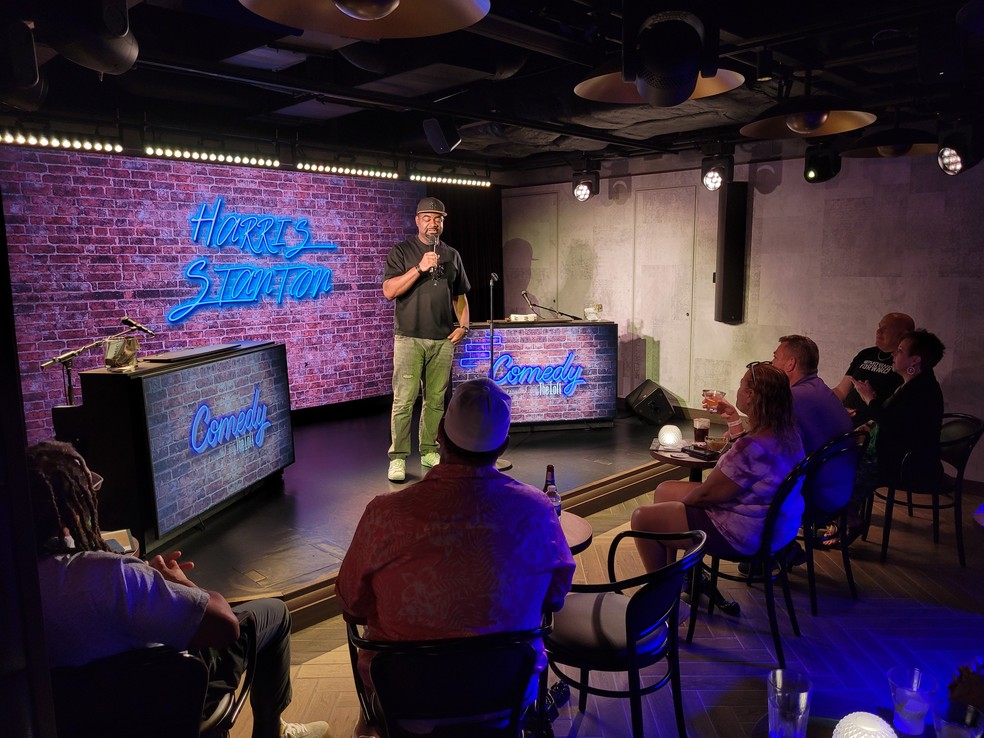 Comediante se apresenta no The Loft, um salão dedicado a shows de humor, como apresentações de stand-up comedy, a bordo do MSC World America — Foto: Eduardo Maia / O Globo