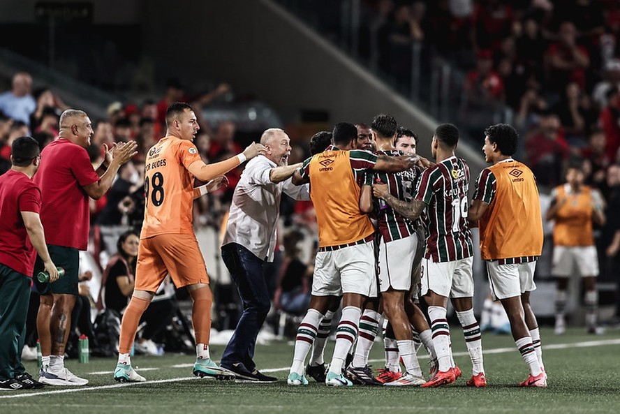 Jogadores do Fluminense festejam o gol de empate que manteve o time fora da zona do rebaixamento