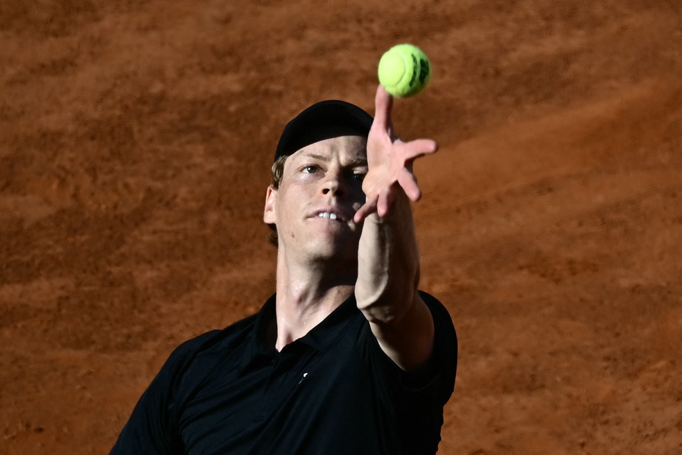 Italiano Jannik Sinner durante a final do Masters 1000 de Roma, contra Carlos Alcaraz — Foto: Filippo MONTEFORTE / AFP