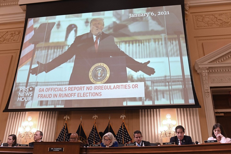 Telão mostra imagem de Trump em 6 de janeiro, dia da invasão do Capitólio, durante audiência da Câmara — Foto: ROBERTO SCHMIDT/AFP