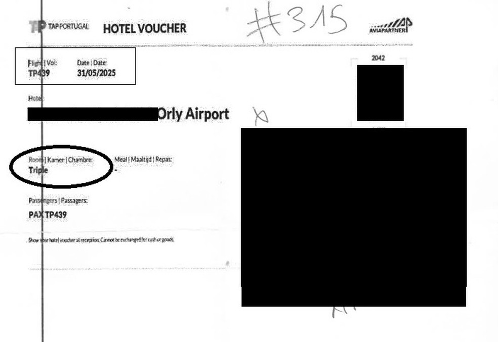 Reprodução do voucher para quarto triplo com nomes dos hóspedes cobertos — Foto: Arquivo pessoal para Portugal Giro