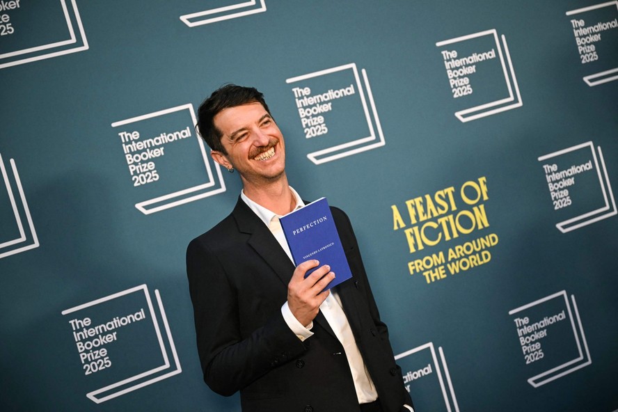 O italiano Vicenzo Latronico no tapete vermelho do  International Booker Prize 2025