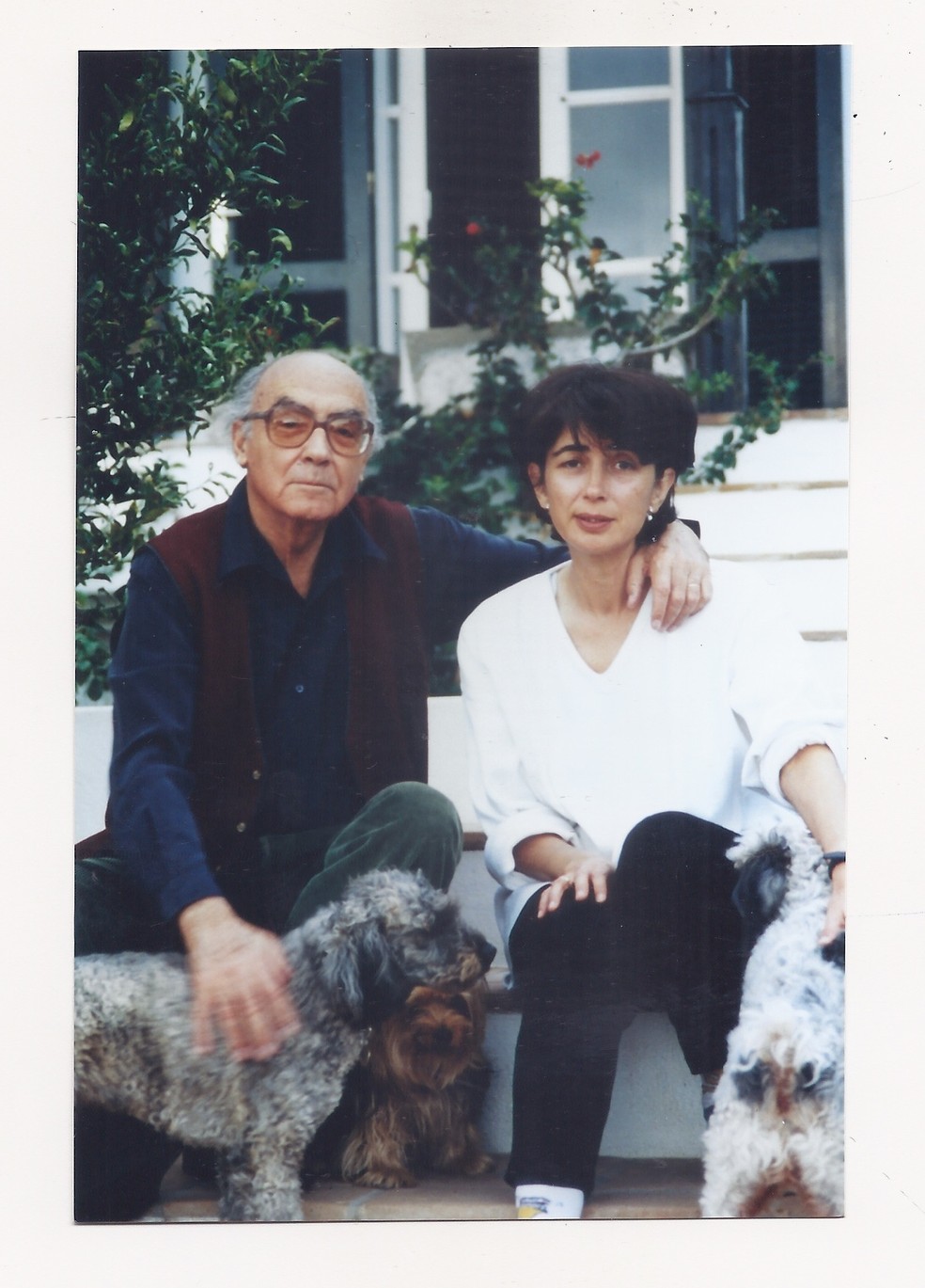 O escritor português José Saramago, sua esposa, a jornalista espanhola Pilar del Río, e seus cachorros de estimação em Lanzarote, nas Ilhas Canárias — Foto: Fundação José Saramago