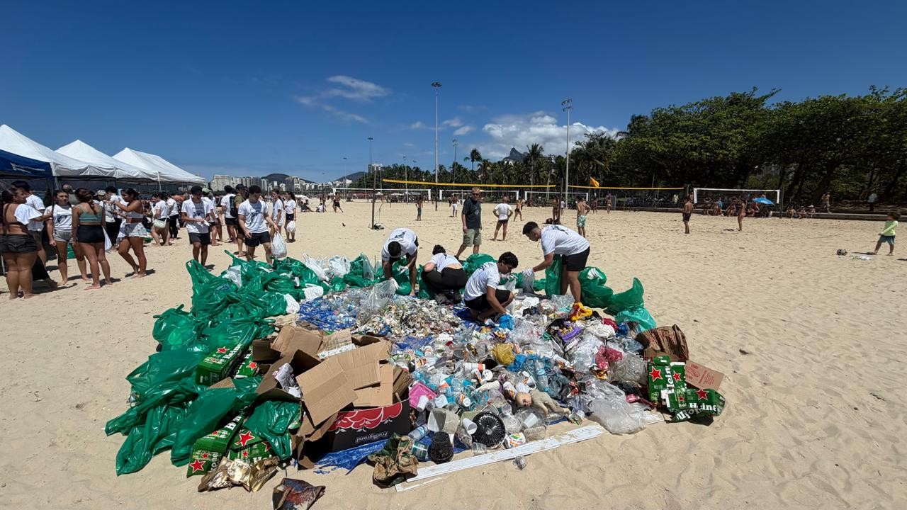 Mutirão retira 480 quilos de resíduos da Praia do Flamengo