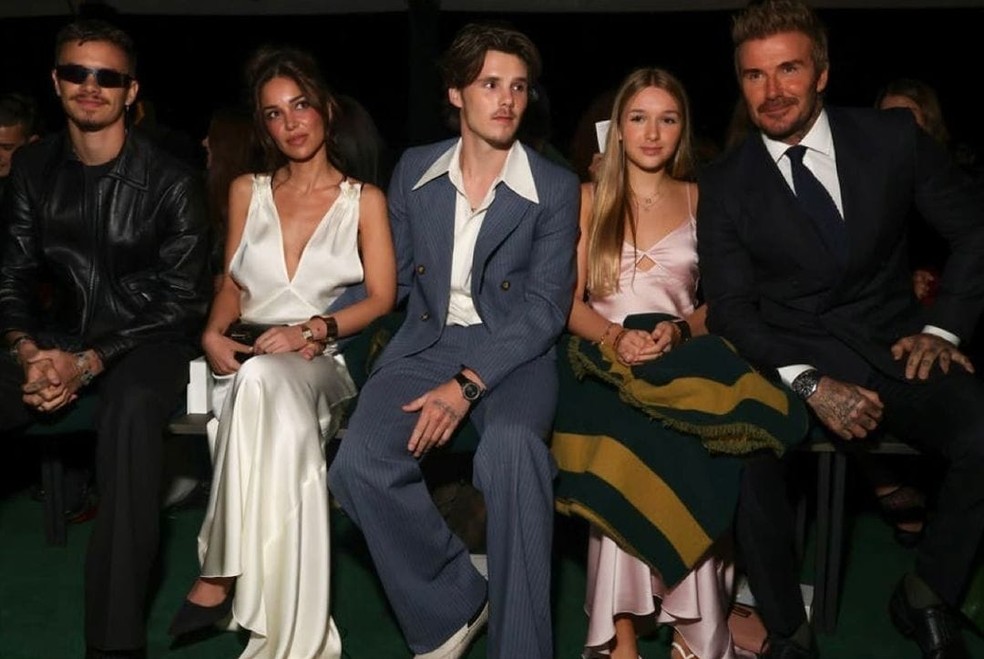 Romeo, Jackie Apostel, Cruz, Harper e David Beckham na primeira fila do desfile em Paris — Foto: Reprodução Instagram
