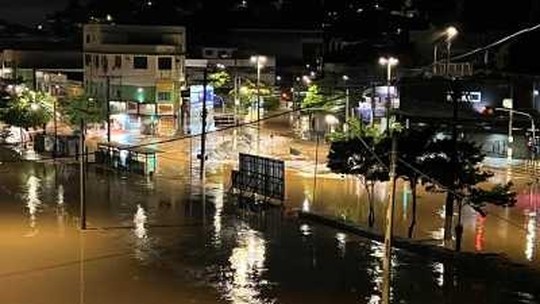 Após enchentes, governo de SP promete auxílio para cidades implementarem plano de drenagem