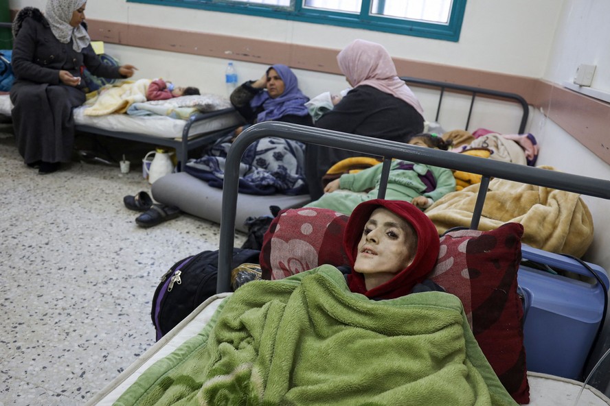Yazan Kafarneh em sua cama de hospital em Rafah, sul de Gaza, um dia antes de morrer