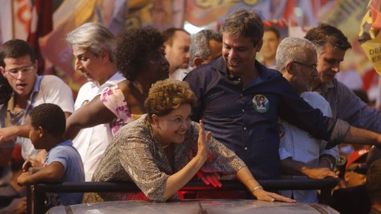 Lindbergh protocola resolução que pede devolução simbólica do mandato de Dilma