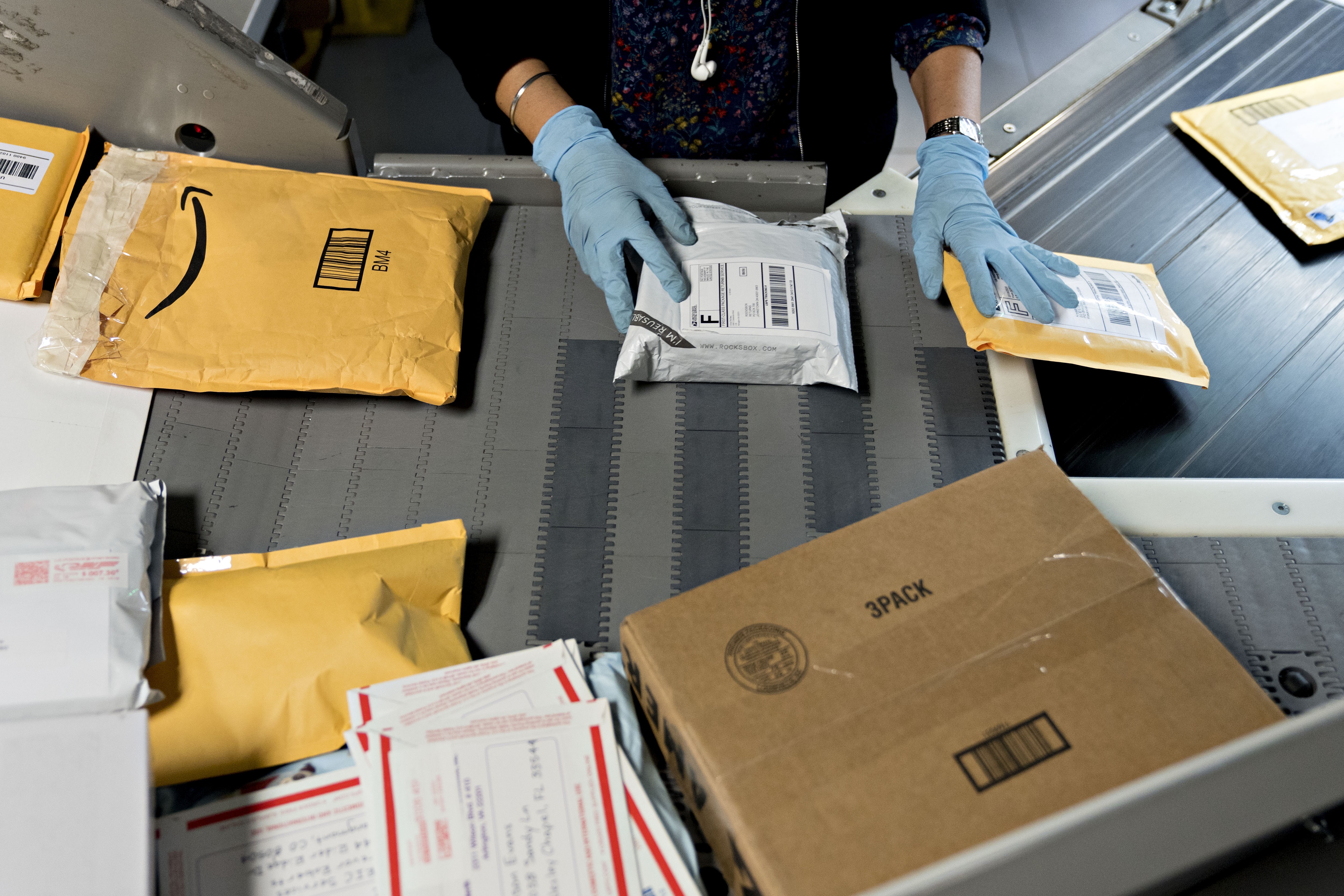 Taxa das blusinhas: governo Lula avalia reduzir ou zerar alíquota para compras de até US$ 50