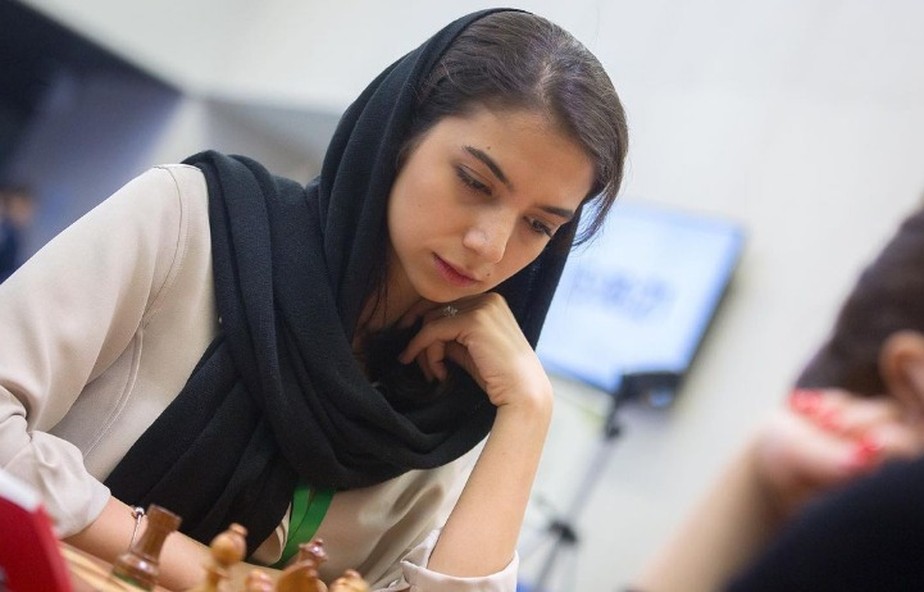 Enxadrista iraniana compete sem hijab e Irã não a reconhece como