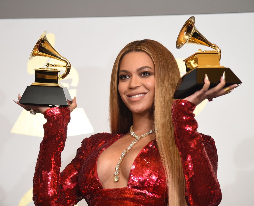 Beyoncé com prêmio do Grammy em 2017 — Foto: Robyn BECK / AFP