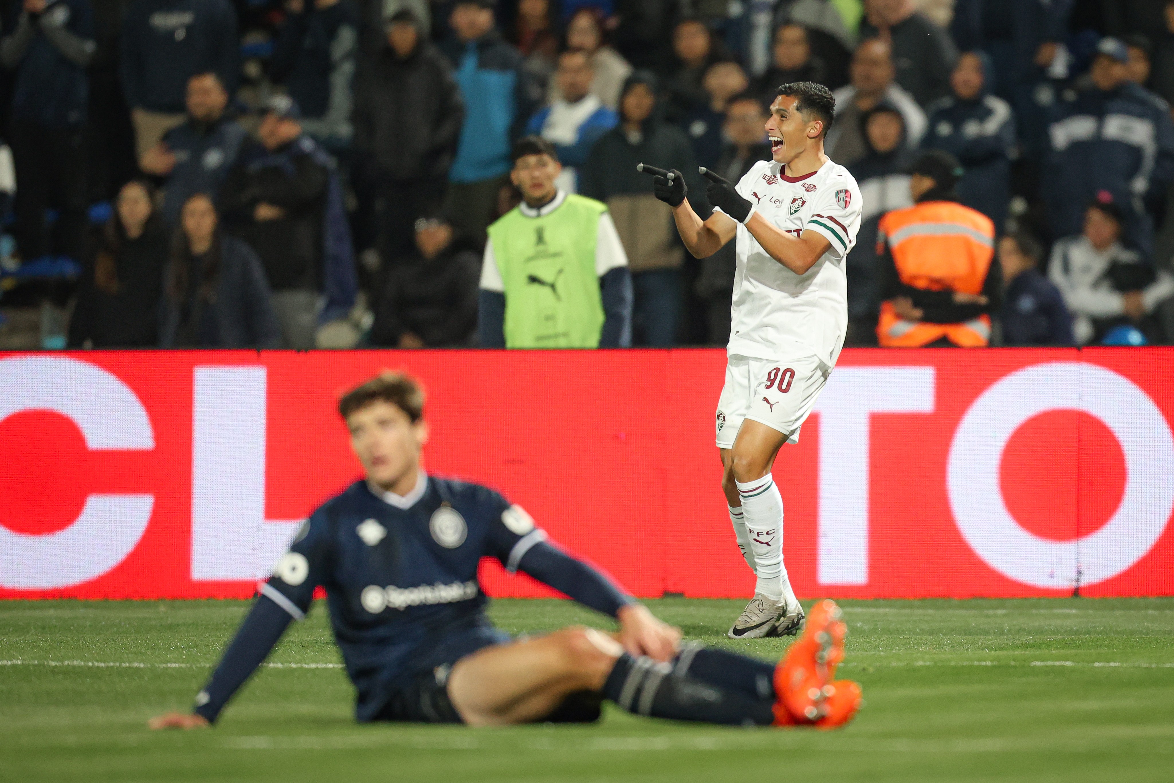 Com um a menos, Fluminense leva empate nos acréscimos, mas Fábio vira herói contra o Rivadavia na Libertadores - QTU Questões do Universo
