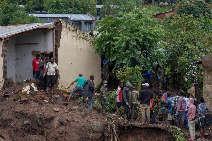 Soldados da Força de Defesa do Malauí prestam socorro à população atingida pelo ciclone Freddy no assentamento de Manje, em Blantyre