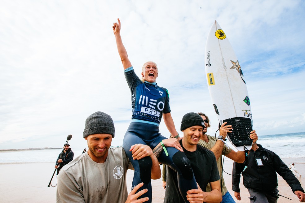 Tatiana Weston-Webb comemora a vitória em Portugal World Surf League — Foto:         