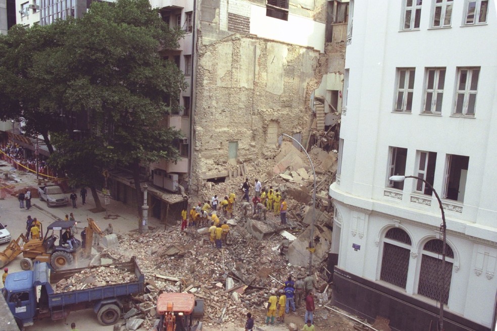 Canção dos Los Hermanos. Recolhimento dos detritos de prédio que desabou em 2002 — Foto: André Teixeira/Agência O GLOBO