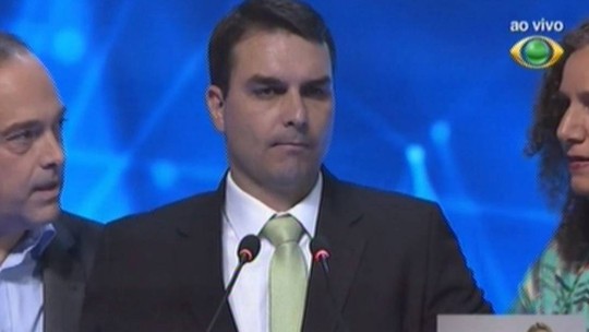 Flávio Bolsonaro e o desmaio em debate na Band, há 10 anos