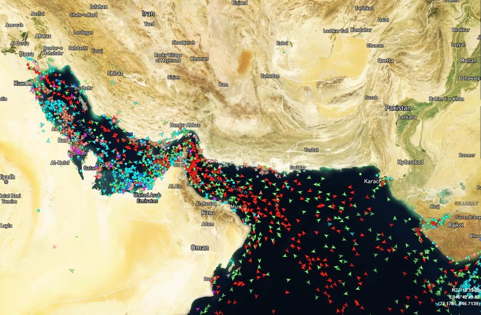 Estreito de Ormuz: via marítima entre Irã e Omã é rota de cerca de 20% do petróleo comercializado no mundo — Foto: Reprodução/Marine Traffic
