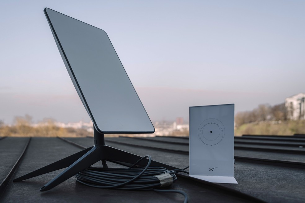 Antena e roteador do sistema de comunicação via satélite Starlink em um telhado em Kiev, Ucrânia — Foto: Andrew Kravchenko