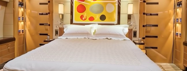 Suíte principal do Boeing 747-8 presenteado pelo Catar conta com cama king-size e decoração de alto padrão, projetada originalmente para acomodar membros da família real — Foto: Reprodução