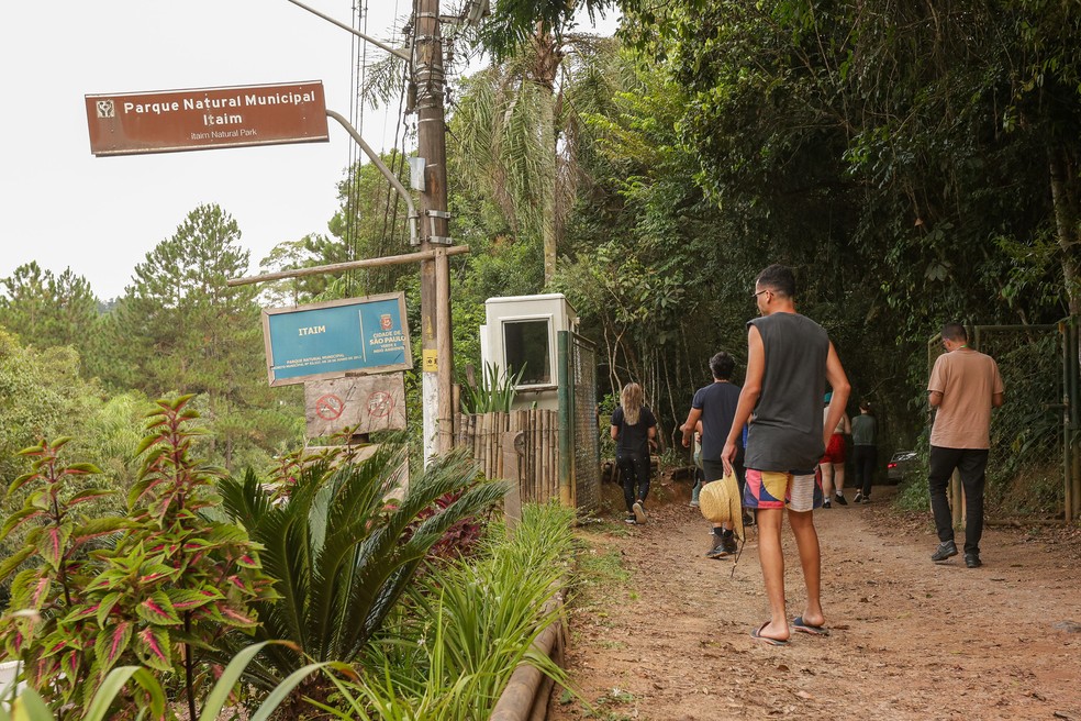Visitantes observam a paisagem do Parque Natural Municipal do Itaim, uma das unidades de conservação que alia preservação ambiental e lazer — Foto: Ciete Silvério/Secom