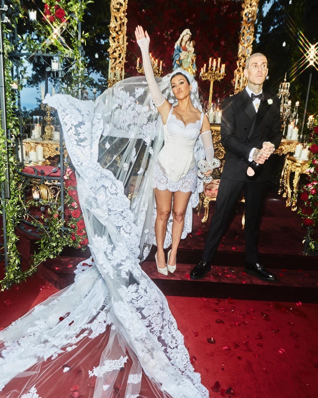 Kourtney Kardashian, do reality 'Keeping Up with the Kardashians, usou um vestido bem curto, da grife Dolce & Gabbana, em seu terceiro casamento, com Travis Barker  — Foto: Reprodução / Instagram